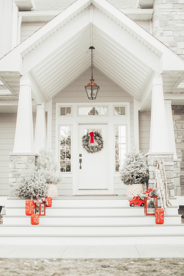 For this year's Holiday Style Challenge, sisters Niña Williams and Cecilia Moyers decided to take on two holiday porch and entryway styles.
