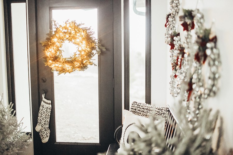 For this year's Holiday Style Challenge, sisters Niña Williams and Cecilia Moyers decided to take on two holiday porch and entryway styles.