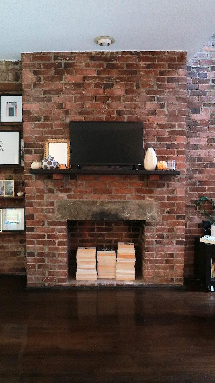 Jessica Steele of The Steele Maiden dreamed of redoing her living room fireplace. In a few simple steps, Jessica transformed her plain fireplace.