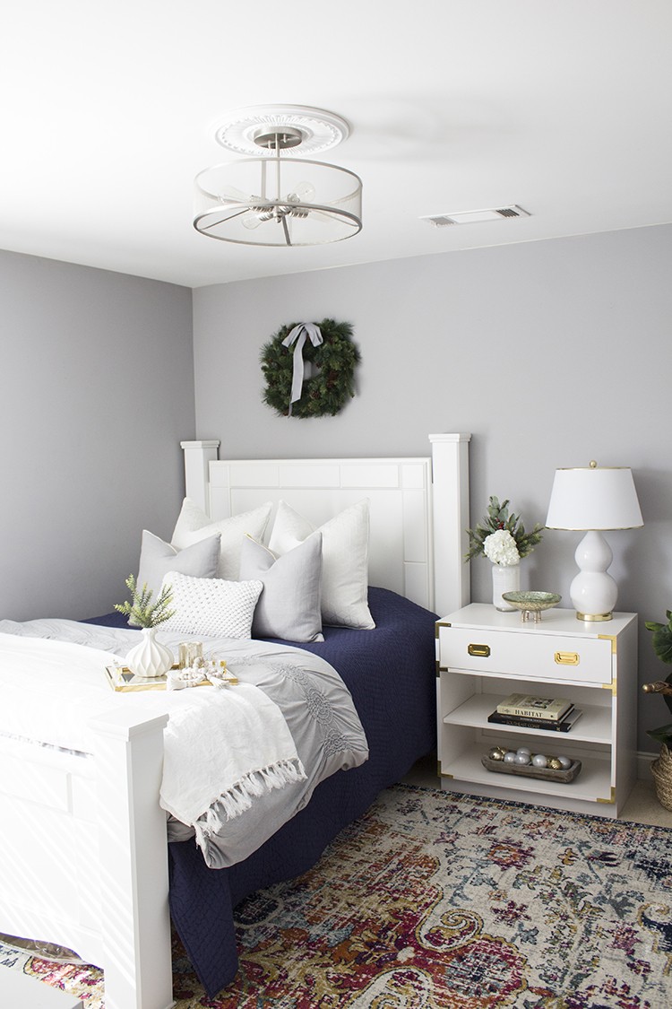 Yuni Min from Love Your Abode gets her guest room ready to entertain, and host guests this holiday season. Read through the post to find out more!