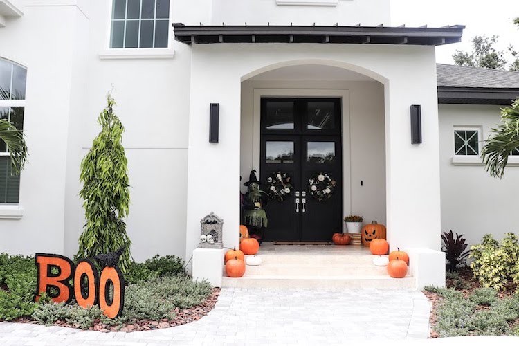 Family Friendly Outdoor Halloween Decor