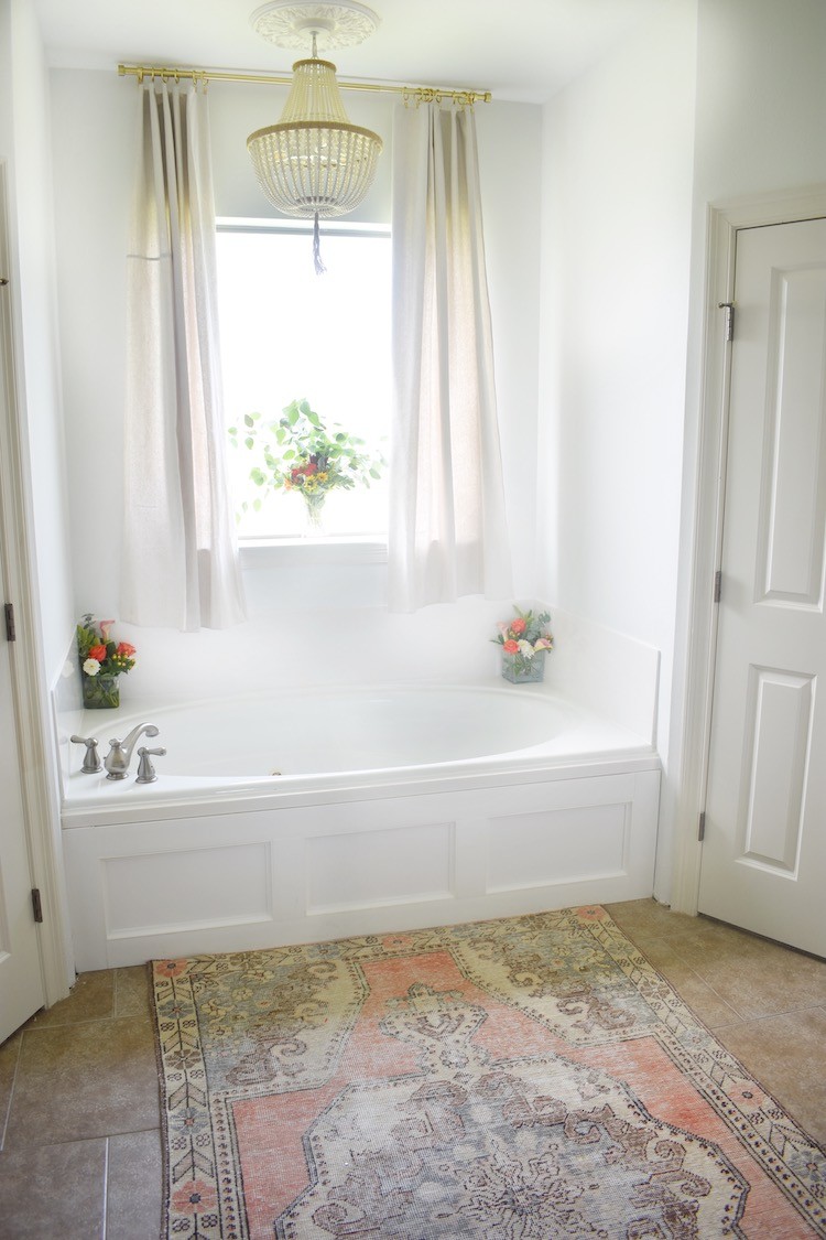 How to Add Decorative Moulding to a Bathtub